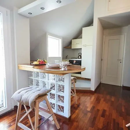 Guesthost - Con Balcone Per 2 Persone 아파트 *